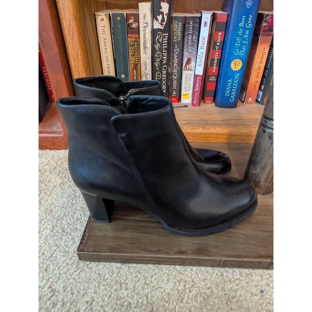 NWOB Regarde Le Ciel Women's Size 38 US 8 Black Leather Ankle Booties Boots
